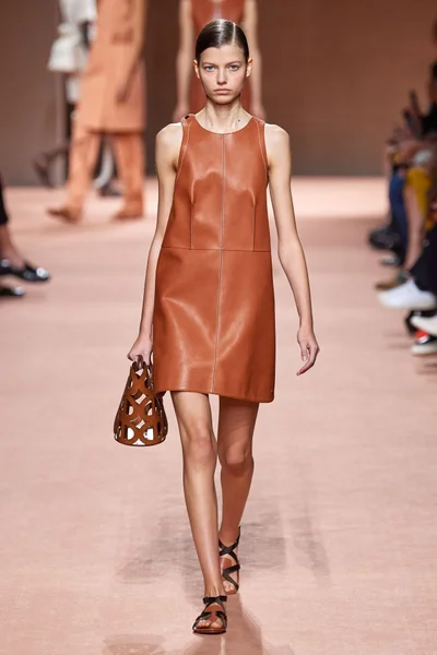 Look 16